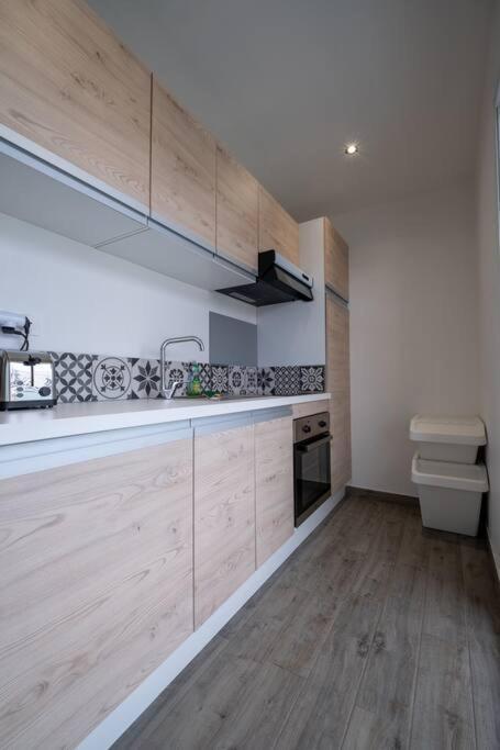 Le Trianon - Parking Prive Apartman Reims Kültér fotó
