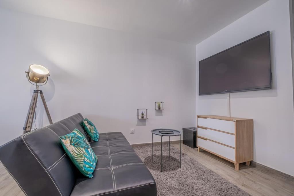 Le Trianon - Parking Prive Apartman Reims Kültér fotó
